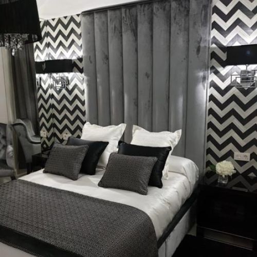 Dormitorio en tonos grises donde combina la pared con la ropa de cama