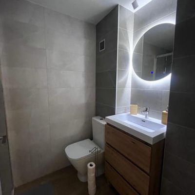 Mueble de lavabo instalado con iluminación led en el espejo