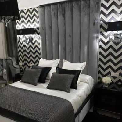 Dormitorio en tonos grises donde combina la pared con la ropa de cama