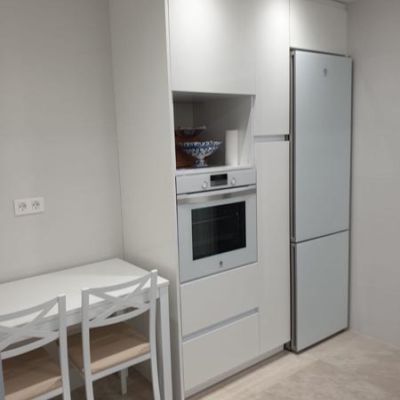 Vista de cocina instalada con frigorífico, horno y microondas encastrados
