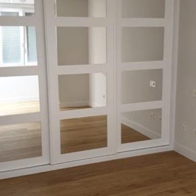 Gran armario empotrado de tres puertas con espejos en ellas