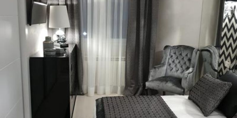 Vista de reforma de habitación pequeña con cama matrimonial