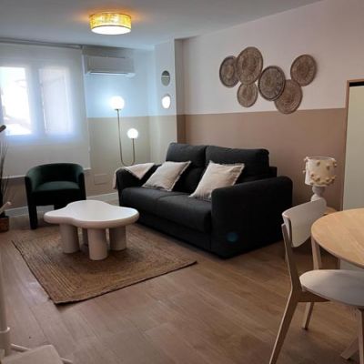 Moderno salón de estar con sofás azules y mesa auxiliar