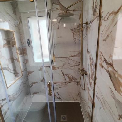 Interior de la zona de ducha vista desde la mampara