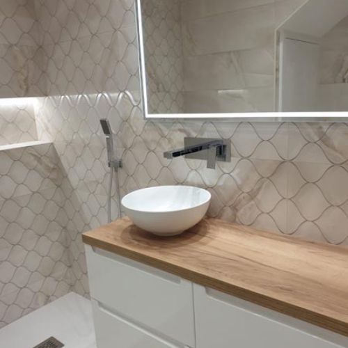 Instalación de moderno lavabo apoyado sobre mueble