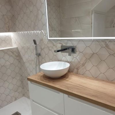 Instalación de moderno lavabo apoyado sobre mueble