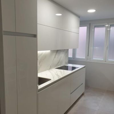 Vista de frente de cocina en color blanco